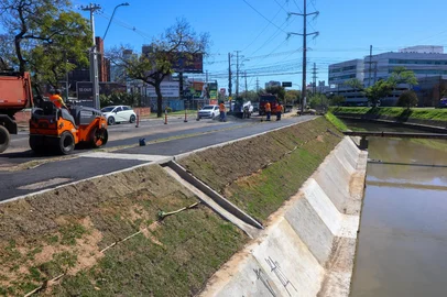 Obras de reconstrução de talude do arroio dilúvio, à margem da Avenida Ipiranga. Trabalho concluído em trecho junto à Rua São Manoel.<!-- NICAID(16136192) -->