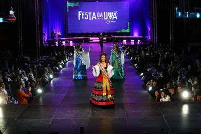 CAXIAS DO SUL, RS, BRASIL, 23/08/2025. Escolha da Rainha e Princesas da Festa Nacional da Uva 2026 (35ª Festa da Uva), realizada no Ginásio do Sesi. É a primeira vez que a escolha acontece no ginásio. Na foto da E p/ D: princesa Letícia Comin da Silva, rainha Elisa dos Santos Pereira D'Mutti e princesa Júlia Dalegrave Scopel. (Porthus Junior/Agência RBS)<!-- NICAID(16108709) -->