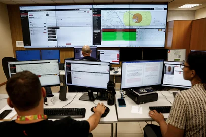 PORTO ALEGRE, RS, BRASIL, 07-04-2026: Como funciona a Central de monitoramento do Agressor, do programa RS Seguro e Maria da Penha. Fotos: Duda Fortes/Agencia RBS<!-- NICAID(16260481) -->