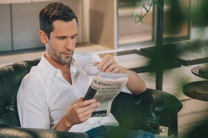 Está no ar na nova campanha da Dell Anno. Estrelada pelo modelo e apresentador Pedro Andrade, a Global Living Dell Anno reflete o atual posicionamento internacional da marca: minimalista, contemporâneo e pautado na elegância de detalhes. <!-- NICAID(16017408) -->
