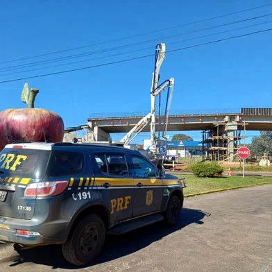 Caminhão fica preso na rede elétrica e causa interrupção parcial na BR-116, em Vacaria.<!-- NICAID(16056280) -->