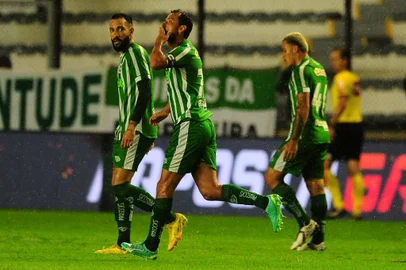 CAXIAS DO SUL, RS, BRASIL, 05/05/2023. Juventude x Guarani, jogo válido pela 4ª rodada da série A do Campeonato Brasileiro e realizado no estádio Alfredo Jaconi. Comemoração do gol do Juventude marcado pelo meia Nenê (C). (Porthus Junior/Agência RBS)<!-- NICAID(15419115) -->
