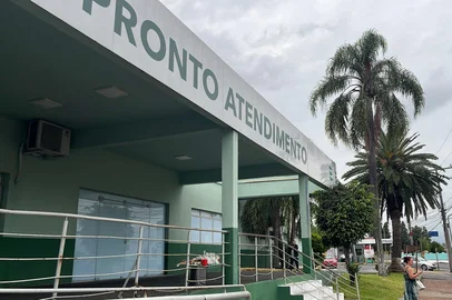 CANOAS / RS: Com macas improvisadas, superlotação e áreas sem ar condicionado, pacientes e acompanhantes reclamam da falta de estrutura do Hospital Nossa Senhora das Graças, em Canoas, na Região Metropolitana.<!-- NICAID(15957299) -->
