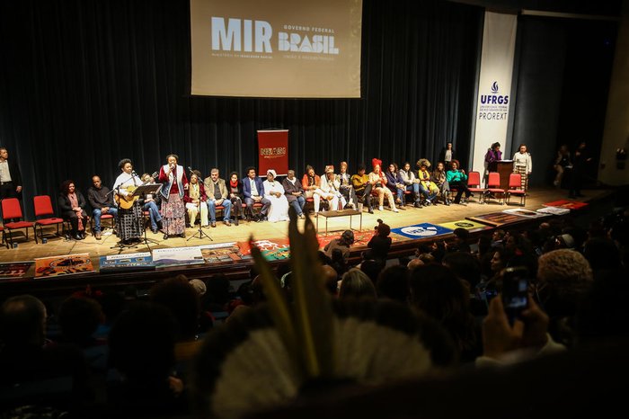 A auxiliar de Lula ainda esteve em uma conferência sobre a luta contra o racismo, no Salão de Atos da UFRGS
