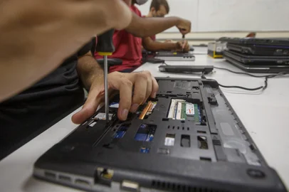 PORTO ALEGRE, RS, BRASIL - 04.02.2021 - Projeto Reconecta UFRGS. Projeto de extensão da UFRGS consertou e doou cerca de 270 computadores e notebooks para alunos carentes de agosto de 2020 a janeiro de 2021. Agora, serviço está pausado, mas voluntários seguem trabalhando nos equipamentos que restaram. (Foto: Jefferson Botega/Agencia RBS)Indexador: Jefferson Botega<!-- NICAID(14707165) -->