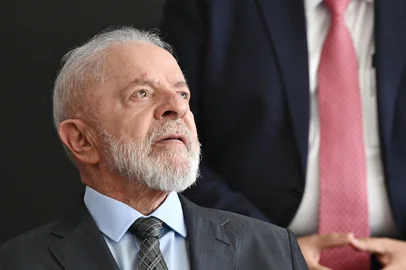Brazilian President Luiz Inacio Lula da Silva gestures during the launch of a program to facilitate access to bank loans for workers at the Planalto Palace in Brasilia on March 12, 2025. (Photo by EVARISTO SA / AFP)Editoria: POLLocal: BrasíliaIndexador: EVARISTO SASecao: politics (general)Fonte: AFPFotógrafo: STF<!-- NICAID(15993886) -->