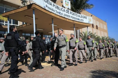 31/08/2023 - PORTO ALEGRE, RS, BRASIL - Depois de 28 anos de serviços, Brigada Militar se despede do Presídio Central. Em solenidade que ocorre nesta quinta-feira (31), a partir das 9h30min, o governo do Estado anunciará oficialmente a troca do comando do Presídio Central. A mudança ocorre 28 anos após a Brigada Militar ter sido chamada a assumir a guarda e a disciplina da agora chamada Cadeia Pública de Porto Alegre. A partir de sexta-feira, 1º de setembro, a atribuição passa a ser exclusividade da Polícia Penal da Susepe, que já tem agentes trabalhando na unidade. FOTO: RONALDO BERNARDI, AGÊNCIA RBS<!-- NICAID(15527252) -->