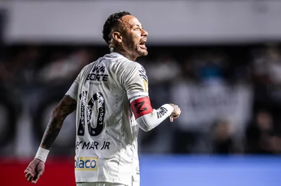 SANTOS, SP, BRASIL, 02-03-2025: O atacante Neymar comemora gol do Santos contra o Bragantino na Vila Belmiro, pelas quartas de final do Campeonato Paulista.<!-- NICAID(16066573) -->