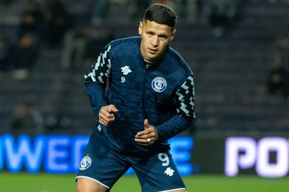 Álex Arce mostrou que as especulações de mercado não abalaram o seu faro de gol. O centroavante, que é alvo do Inter para substituir Borré, marcou os gols da vitória de 2 a 1 do Independiente Rivadavia sobre o Estudiantes Rio Cuarto, na noite desta sexta-feira (7), pelo Campeonato Argentino.<!-- NICAID(16342844) -->