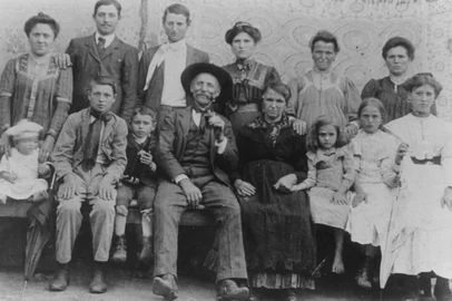 Descendentes dos imigrantes italianos Luigi Bettiato e Cattarina Ruffato se reúnem nos dias 14 e 15 de fevereiro para celebrar os 140 anos da chegada do casal ao Brasil. Será na comunidade de Conceição da Linha Feijó, onde a família fixou raízes.Legenda:Os Bettiato em 1911: atrás, da direita para a esquerda, estão Paulina, Itália, Tereza, Paulo e Francisco (com a esposa Tereza e o filho Primo). Sentados, ao lado do bebê, estão Virgínio, João, o patriarca Luigi, a matriarca Cattarina e as irmãs Francisca, Joana e Virgínia<!-- NICAID(16213398) -->