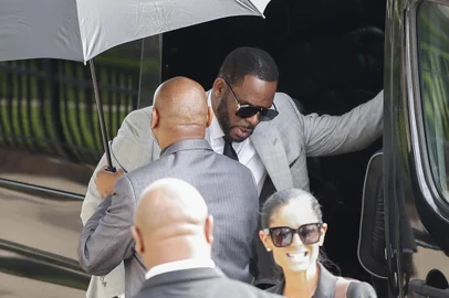 (FILES) In this file photo taken on June 6, 2019 Singer R. Kelly arrives for a court hearing at the Leighton Criminal Court Building in Chicago. - R. Kelly's former tour manager on Friday said he bribed a worker at a public aid office to get false identification saying the late singer Aaliyah was of age, so she could marry the R&B star now on trial for sex crimes. (Photo by KAMIL KRZACZYNSKI / AFP)<!-- NICAID(14871366) -->
