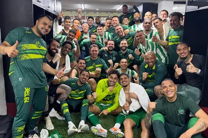 Elenco do Juventude comemora vitória sobre a Ponte Preta, pela 32ª rodada da Série B, em Indaiatuba-SP.<!-- NICAID(16383080) -->