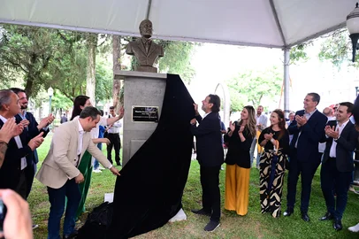 Luís Iacherski / Especial Busto de Maurício Sirotsky Sobrinho é inaugurado em Passo Fundo<!-- NICAID(16244048) -->