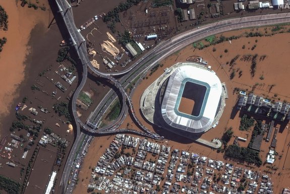 This handout satellite image courtesy of Maxar Technologies taken on May 7, 2024 shows the flood affecting the Arena do Gremio stadium in Porto Alegre, Brazil. Since the unprecedented deluge started last week, at least 85 people have died and more than 150,000 were ejected from their homes by floods and mudslides in Rio Grande do Sul state, authorities said. (Photo by Handout / Satellite image ©2024 Maxar Technologies / AFP) / RESTRICTED TO EDITORIAL USE - MANDATORY CREDIT "AFP PHOTO / SATELLITE IMAGE ©2024 MAXAR TECHNOLOGIES" - NO MARKETING NO ADVERTISING CAMPAIGNS - DISTRIBUTED AS A SERVICE TO CLIENTSEditoria: WEALocal: Porto AlegreIndexador: HANDOUTSecao: floodFonte: Satellite image ©2024 Maxar TechFotógrafo: Handout<!-- NICAID(15758671) -->
