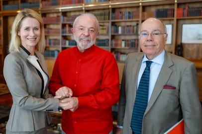 Presidente da RepÃºblica, Luiz InÃ¡cio Lula da Silva, durante encontro com a Alta Representante da UniÃ£o Europeia para RelaÃ§Ãµes Exteriores e PolÃ­tica de SeguranÃ§a e Vice-Presidente da ComissÃ£o Europeia, Kaja Kallas, e com a Embaixadora da UniÃ£o Europeia no Brasil, Marian Schuegraf. PalÃ¡cio da Alvorada â BrasÃ­lia (DF)Foto: Ricardo Stuckert / PR<!-- NICAID(16128941) -->