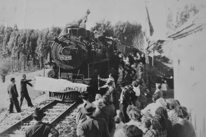Acervo de família / reprodução Imagens antigas da comunidade de São Luiz, em Farroupilha, integrantes do livro A vida deste meu lugar. Na foto: Inauguração da parada de trem José Fanton, em 1951.<!-- NICAID(16162864) -->