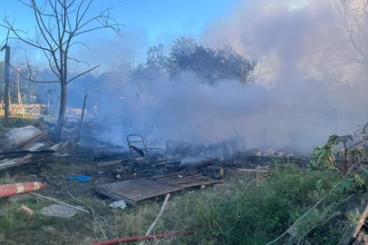 Um incêndio de grandes proporções destruiu totalmente uma residência na Rua João Moreira Maciel, zona norte de Porto Alegre, na manhã desta quarta-feira (30). A densa fumaça preta chamou a atenção de motoristas que chegavam à Capital pela Avenida Castelo Branco, especialmente no trecho próximo à Arena do Grêmio.<!-- NICAID(16027253) -->