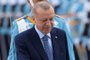 O presidente turco Recep Tayyip Erdogan e seu homólogo argelino Abdelmadjid Tebboune revisam uma guarda de honra militar durante a cerimônia de boas-vindas, em Ancara, em 16 de maio de 2022. (Foto de Adem ALTAN/AFP)<!-- NICAID(15097477) -->