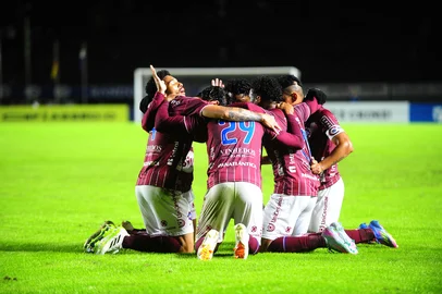 CAXIAS DO SUL, RS, BRASIL, 11/05/2025. Caxias x Retrô, jogo válido pela quinta rodada da primeira fase da série C do campeonato brasileiro e realizado no estádio Centenário. (Porthus Junior/Agência RBS)Indexador:                                 <!-- NICAID(16034978) -->
