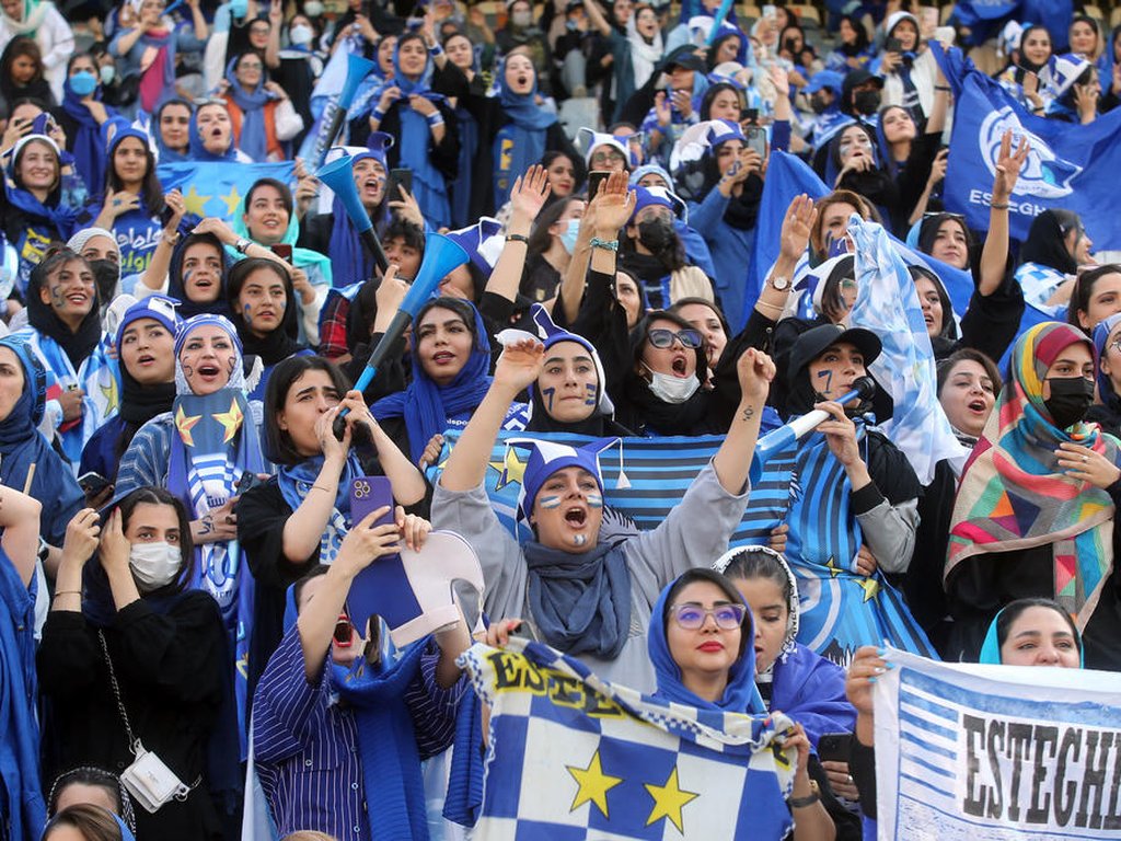 Mulheres iranianas assistem a jogo da 1ª divisão de futebol pela