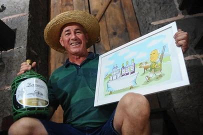 CAXIAS DO SUL, RS, BRASIL, 20/09/2023. Celso Luís Zanrosso é case de matéria sobre “os radiccis da serra”, que tem o gancho nos 40 anos do personagem do Iotti e a exposição que vai inaugurar. Celso tem em casa um quadro que as filhas encomendaram ao cartunista na qual ele é uma versão do personagem, pois elas acham que o pai é o próprio Radicci. (Bruno Todeschini/Agência RBS)Indexador: BTK<!-- NICAID(15546642) -->