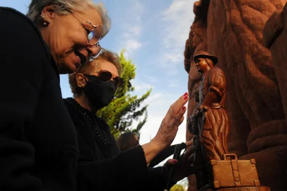 NOVA PETRÓPOLIS, RS, BRASIL, 09/05/2022 - Grupo de deficientes visuais é convidado a visitar Parque das Esculturas Pedras do Silêncio. O parque está com sistema de audiodescrição. (Marcelo Casagrande/Agência RBS)<!-- NICAID(15090858) -->
