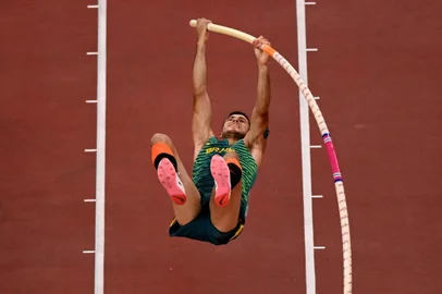 Brazil's Thiago Braz competes in the men's pole vault final during the Tokyo 2020 Olympic Games at the Olympic Stadium in Tokyo on August 3, 2021. (Photo by Ina FASSBENDER / AFP)<!-- NICAID(14852284) -->