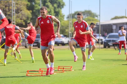 O meia Alan Patrick (E) e o atacante Rafael Borré em treino do Inter no CT Parque Gigante.<!-- NICAID(16239961) -->