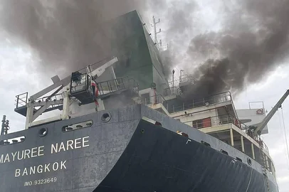 This handout photo taken on March 11, 2026 and released by the Royal Thai Navy shows smoke rising from the Thai bulk carrier 'Mayuree Naree' near the Strait of Hormuz after an attack. A Thai bulk carrier travelling in the crucial Strait of Hormuz was attacked March 11, with 20 crew members rescued so far, the Thai navy said. (Photo by Handout / ROYAL THAI NAVY / AFP) / -----EDITORS NOTE --- RESTRICTED TO EDITORIAL USE - MANDATORY CREDIT "AFP PHOTO / ROYAL THAI NAVY " - NO MARKETING - NO ADVERTISING CAMPAIGNS - DISTRIBUTED AS A SERVICE TO CLIENTS -Editoria: WARLocal: At seaIndexador: HANDOUTSecao: warFonte: ROYAL THAI NAVYFotógrafo: Handout<!-- NICAID(16242824) -->