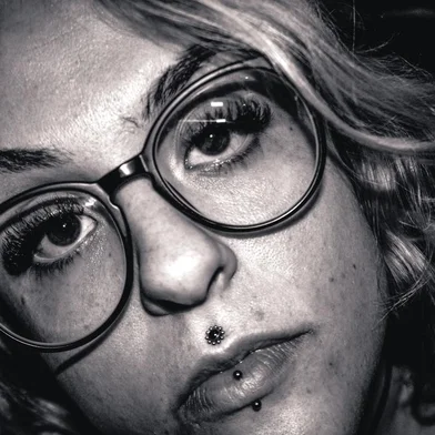 A fotógrafa e artista visual Maria Klart lança “Letra de Vento”, seu primeiro livro de prosa poética no próximo dia 11 de outubro, quarta-feira, às 18h, no Espaço 1 da 39ª Feira do Livro de Caxias. Contemplada com o edital Financiarte 01/2022, a publicação um conjunto de poesias inspirado pela era moderna da poesia brasileira e com um toque existencialista. Além da sessão de autógrafos, às 19h ela participa do bate-papo chamado " O processo de criação do livro de prosa poética 'Letra de Vento'" com a autora, o convidado Daniel Debona e mediação de Flor Nieto na Galeria Municipal de Arte Gerd Bornheim.<!-- NICAID(15563934) -->
