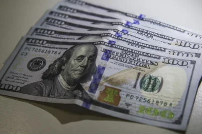 dólar<!-- NICAID(15722652) -->