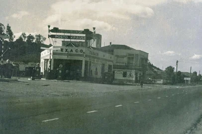 Posto inaugurado na Scharlau em 1945.Ano da foto é desconhecido, mas anterior à duplicação da estrada.<!-- NICAID(15624290) -->