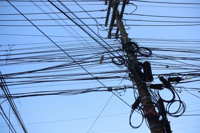 Porto Alegre, RS, Brasil - 10/08/2023 - Emaranhdos: Em diversas vias de Porto Alegre é possível encontrar pontos com excesso de fios em postes; em alguns casos, inclusive, a fiação fica pendente ou caída sobre as ruas. Na foto: Getúlio Vargas esquina com Ipiranga(Foto: Anselmo Cunha/Agência RBS)Indexador: Camila Hermes<!-- NICAID(15506848) -->