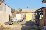 Um homem de 31 anos foi morto a tiros nesta segunda-feira (21) no bairro Niterói, em Canoas, Região Metropolitana. A vítima, que não teve a identidade divulgada, dormia em casa, na Rua Santos Dumont, quando foi assassinada.<!-- NICAID(16085121) -->