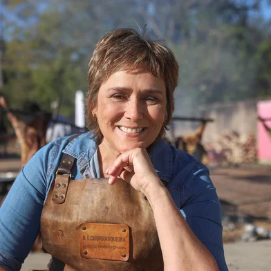 Porto Alegre, RS, Brasil, 15/09/2023 - Com o projeto A Churrasqueira, há nove anos Clarice Schwartzman faz cursos exclusivos para mulheres, onde ensina a assar - Foto: Anselmo Cunha/Agência RBS<!-- NICAID(15542244) -->