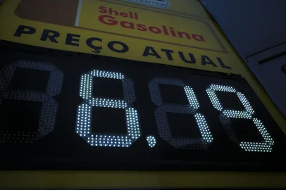 PORTO ALEGRE, RS, BRASIL, 31/01/2025- Preço de Gasolina. Postos de Gasolina na Av. Getúlio Vargas com a R. José de Alencar. Foto: Ronaldo Bernardi / Agencia RBS<!-- NICAID(15965735) -->