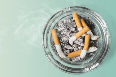 Cinzeiro e cigarros. Foto: BillionPhotos.com / stock.adobe.comFonte: 268430016<!-- NICAID(15743624) -->