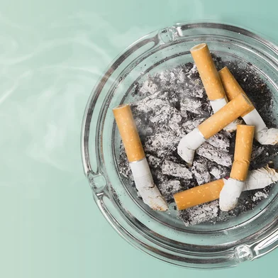 Cinzeiro e cigarros. Foto: BillionPhotos.com / stock.adobe.comFonte: 268430016<!-- NICAID(15743624) -->