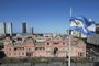 The national flag of Argentina flies in front of the Casa Rosada Presidential Palace in Buenos Aires on October 17, 2023. (Photo by Luis ROBAYO / AFP)Editoria: POLLocal: Buenos AiresIndexador: LUIS ROBAYOSecao: governmentFonte: AFPFotógrafo: STF<!-- NICAID(15571850) -->