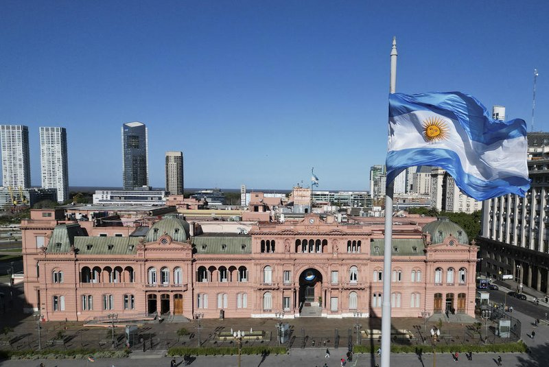 The national flag of Argentina flies in front of the Casa Rosada Presidential Palace in Buenos Aires on October 17, 2023. (Photo by Luis ROBAYO / AFP)Editoria: POLLocal: Buenos AiresIndexador: LUIS ROBAYOSecao: governmentFonte: AFPFotógrafo: STF<!-- NICAID(15571850) -->