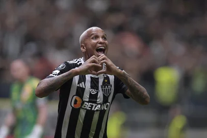 Atletico Mineiro's forward #09 Deyverson celebrates scoring his team's first goal during the Copa Libertadores semi-final first leg football match between Brazil's Atletico Mineiro and Argentina's River Plate at the Arena MRV in Belo Horizonte, Brazil, on October 22, 2024. (Photo by DOUGLAS MAGNO / AFP)<!-- NICAID(15896931) -->