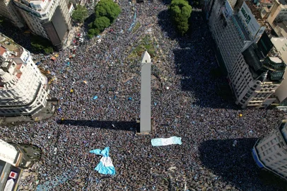 In this aerial view fans of Argentina gather at the Obelisk to celebrate winning the Qatar 2022 World Cup against France in Buenos Aires, on December 18, 2022. (Photo by Emiliano LASALVIA / AFP)Editoria: SPOLocal: Buenos AiresIndexador: EMILIANO LASALVIASecao: soccerFonte: AFPFotógrafo: STR<!-- NICAID(15298658) -->