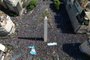 In this aerial view fans of Argentina gather at the Obelisk to celebrate winning the Qatar 2022 World Cup against France in Buenos Aires, on December 18, 2022. (Photo by Emiliano LASALVIA / AFP)Editoria: SPOLocal: Buenos AiresIndexador: EMILIANO LASALVIASecao: soccerFonte: AFPFotógrafo: STR<!-- NICAID(15298658) -->