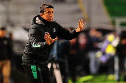 CAXIAS DO SUL, RS, BRASIL, 24/08/2025. Juventude x Botafogo, jogo válido pela 21ª rodada da Série A do Campeonato Brasileiro e realizado no estádio Alfredo Jaconi. Na foto, técnico do Juventude, Thiago Carpini. (Porthus Junior/Agência RBS)<!-- NICAID(16109092) -->
