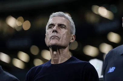 PORTO ALEGRE, RS, BRASIL, 19-03-2026: Grêmio recebe o Vitória na Arena, em jogo válido pela sétima rodada do Brasileirão. Na foto, o técnico do Grêmio, Luís Castro. Fotos: Duda Fortes/Agencia RBS<!-- NICAID(16248963) -->