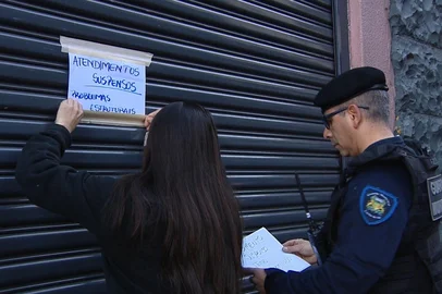 Alagamento provoca suspensão dos atendimentos no Centro Especializado de Saúde de Caxias. Na foto, servidores colam aviso na porta do estabelecimento.<!-- NICAID(16035134) -->