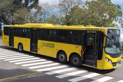 Concessionária realiza testes com novo ônibus em Caxias do Sul. Trata-se de um veículo com eixo bidirecional dianteiro e com maior capacidade de passageiros. Ele está em testes e será alocado nas linhas com maior número de passageiros, dentre as quais as linhas L02 – Salgado Filho e TR01 – Troncal. A Secretaria Municipal de Trânsito, Transportes e Mobilidade (SMTTM) já emitiu toda a documentação para que o teste seja realizado, inicialmente por um prazo de 20 dias.<!-- NICAID(15631897) -->