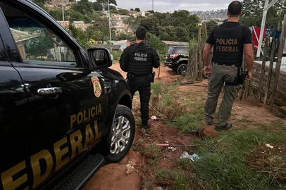 Um grupo suspeito de praticar comércio clandestino e extorsão dentro dos trens da Empresa de Trens Urbanos de Porto Alegre (Trensurb) foi alvo de uma operação da Polícia Federal (PF) nesta quarta-feira (19). De acordo com a PF, foram cumpridos quatro mandados de busca e apreensão na capital do RS e em São Leopoldo, na Região Metropolitana de Porto Alegre.<!-- NICAID(15998513) -->