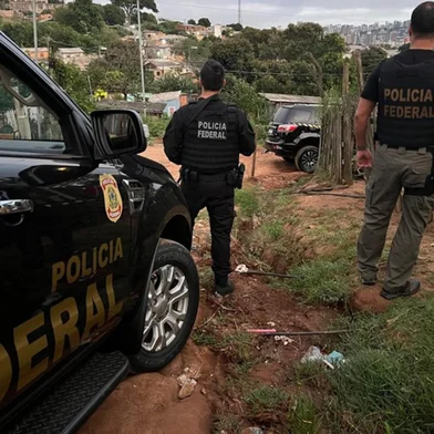 Um grupo suspeito de praticar comércio clandestino e extorsão dentro dos trens da Empresa de Trens Urbanos de Porto Alegre (Trensurb) foi alvo de uma operação da Polícia Federal (PF) nesta quarta-feira (19). De acordo com a PF, foram cumpridos quatro mandados de busca e apreensão na capital do RS e em São Leopoldo, na Região Metropolitana de Porto Alegre.<!-- NICAID(15998513) -->