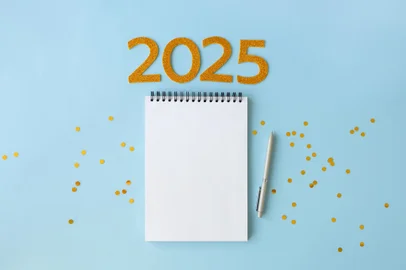 2025 New Year concept with empty notebook for your goals, plans, resolutions. Flat lay style. Christmas planning concept with space for text<!-- NICAID(15942634) -->
